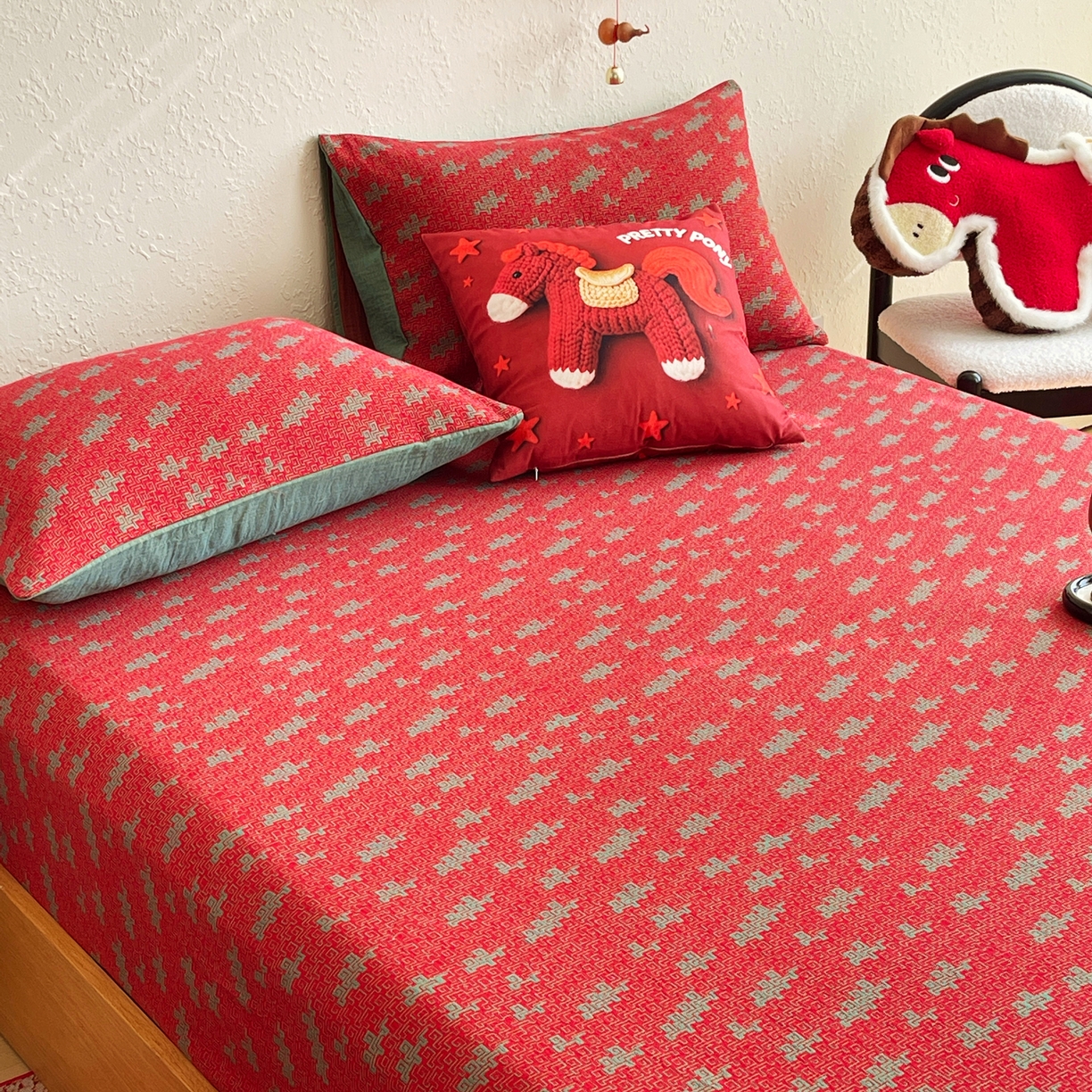 91家纺网 家纺一手货源 找家纺 春皖家纺 2026新款全棉色织双层纱提花百福系列拉链款-单床笠 红赤兔