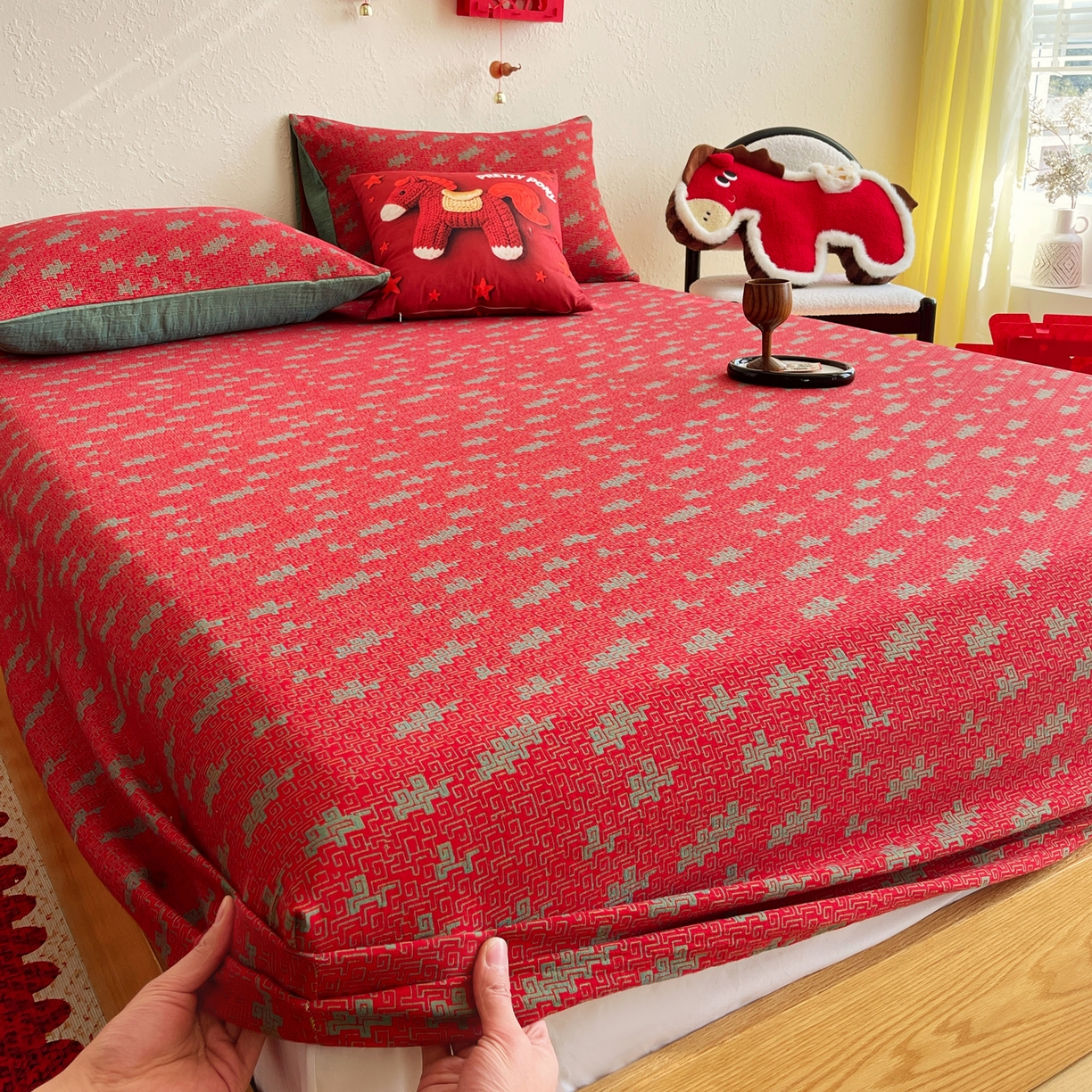 91家纺网 家纺一手货源 找家纺 春皖家纺 2026新款全棉色织双层纱提花百福系列拉链款-单床笠 红赤兔