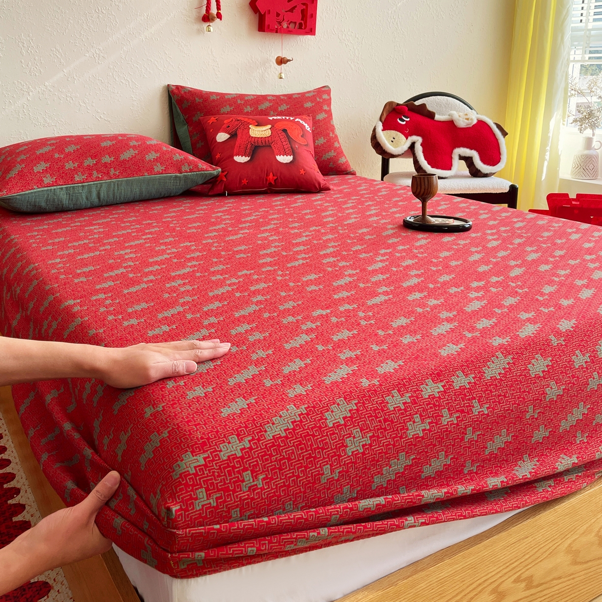 91家纺网 家纺一手货源 找家纺 春皖家纺 2026新款全棉色织双层纱提花百福系列拉链款-单床笠 红赤兔