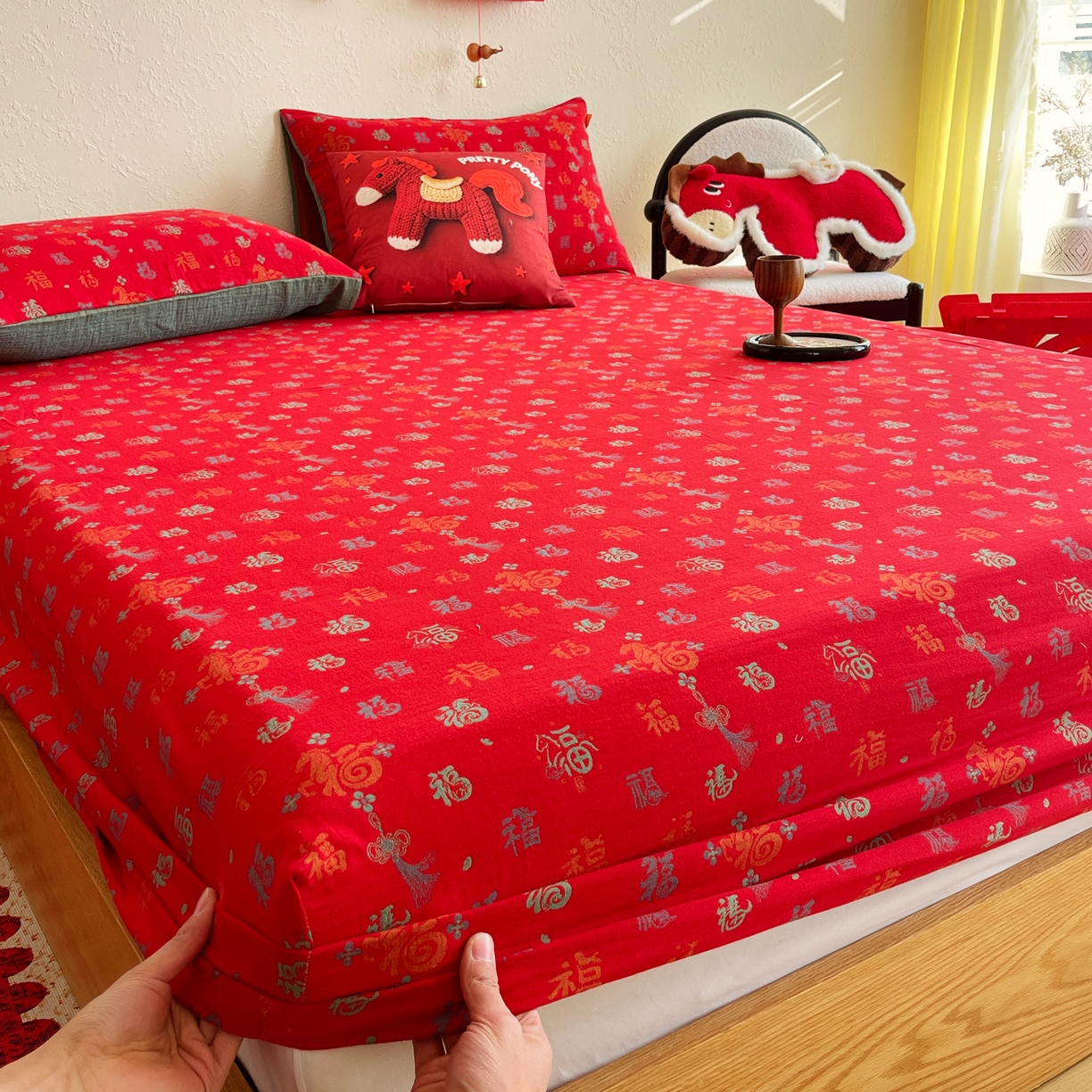 91家纺网 家纺一手货源 找家纺 春皖家纺 2026新款全棉色织双层纱提花百福系列拉链款-单床笠 红福马