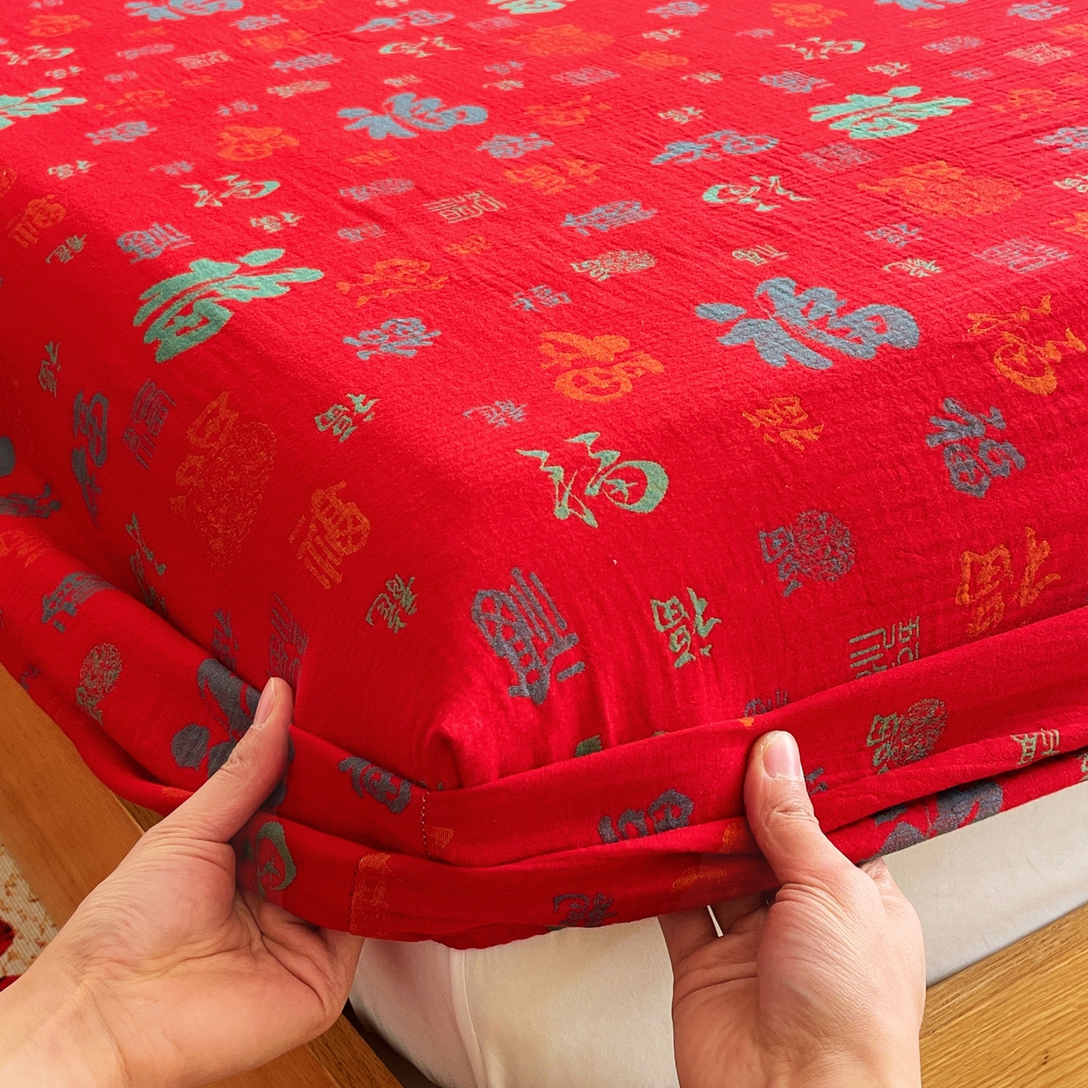 91家纺网 家纺一手货源 找家纺 春皖家纺 2026新款全棉色织双层纱提花百福系列拉链款-单床笠 红百福