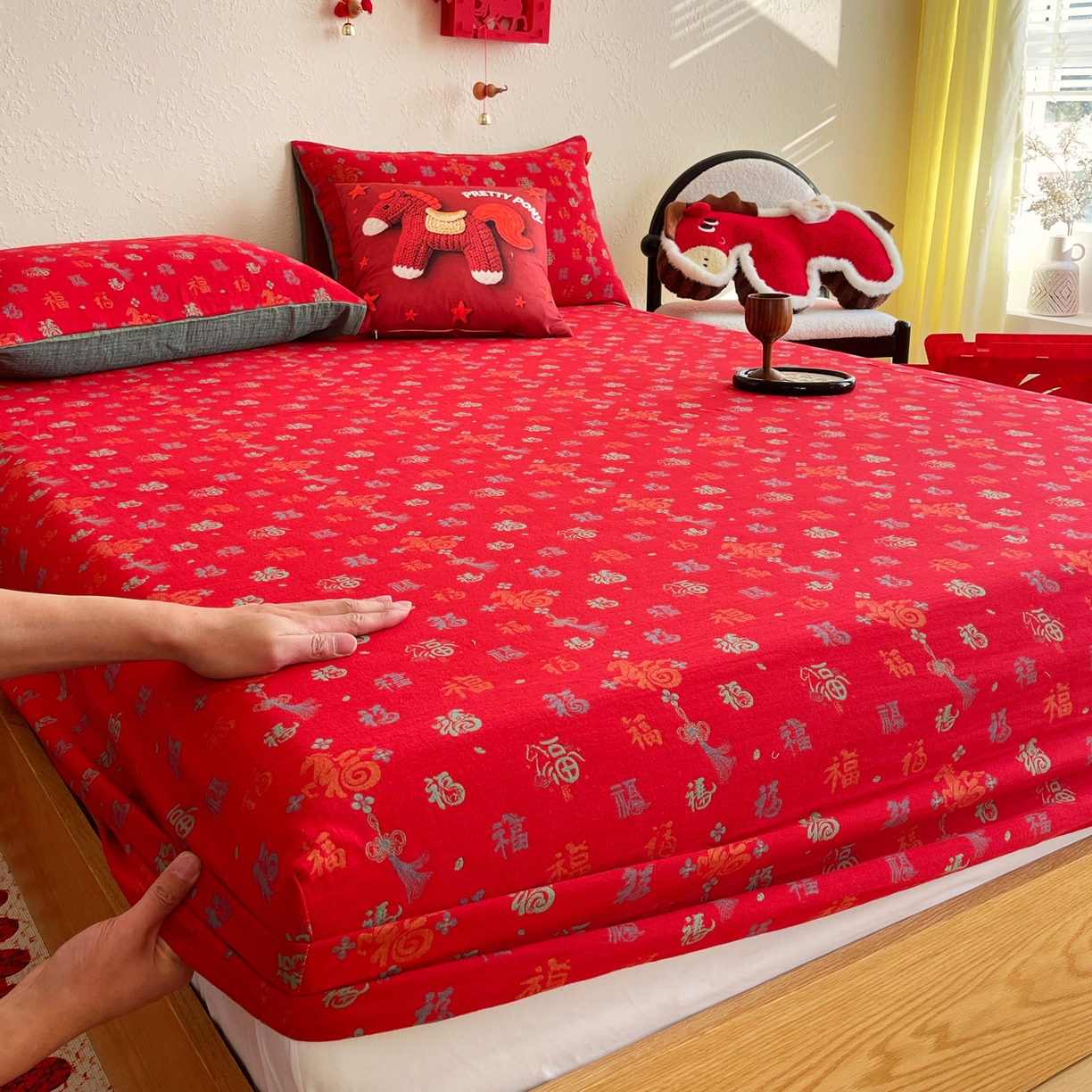 91家纺网 家纺一手货源 找家纺 春皖家纺 2026新款全棉色织双层纱提花百福系列拉链款-单床笠 红福马