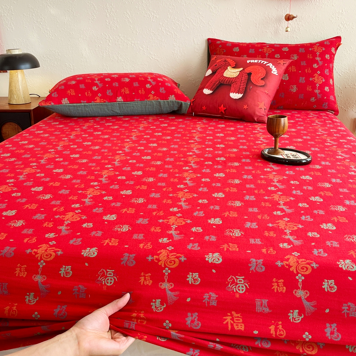 91家纺网 家纺一手货源 找家纺 春皖家纺 2026新款全棉色织双层纱提花百福系列拉链款-单床笠 红福马