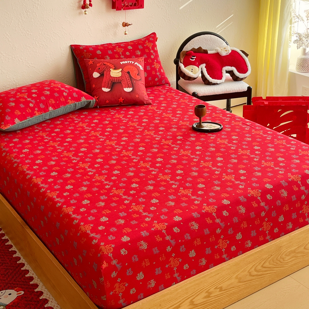 91家纺网 家纺一手货源 找家纺 春皖家纺 2026新款全棉色织双层纱提花百福系列拉链款-单床笠 红福马