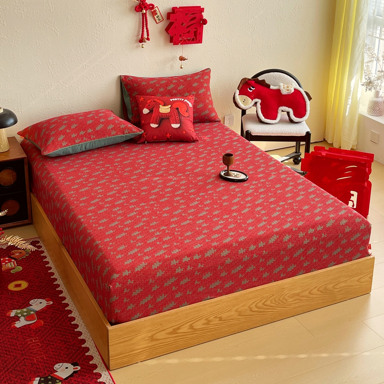 91家纺网 家纺一手货源 找家纺 春皖家纺 2026新款全棉色织双层纱提花百福系列拉链款-单床笠 红赤兔