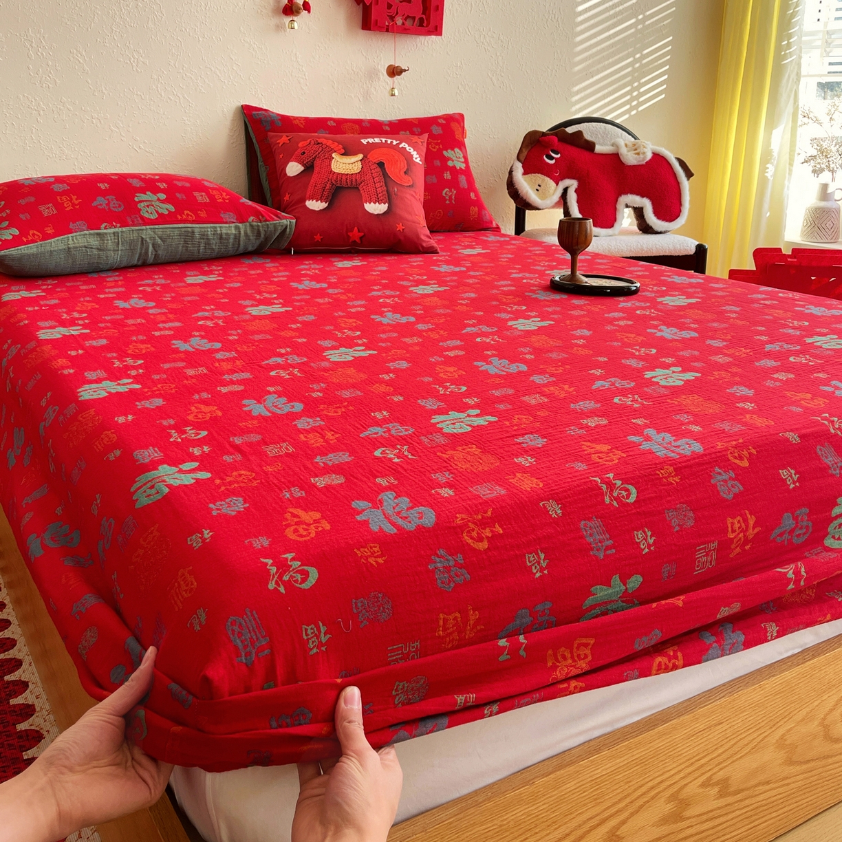 91家纺网 家纺一手货源 找家纺 春皖家纺 2026新款全棉色织双层纱提花百福系列拉链款-单床笠 红百福