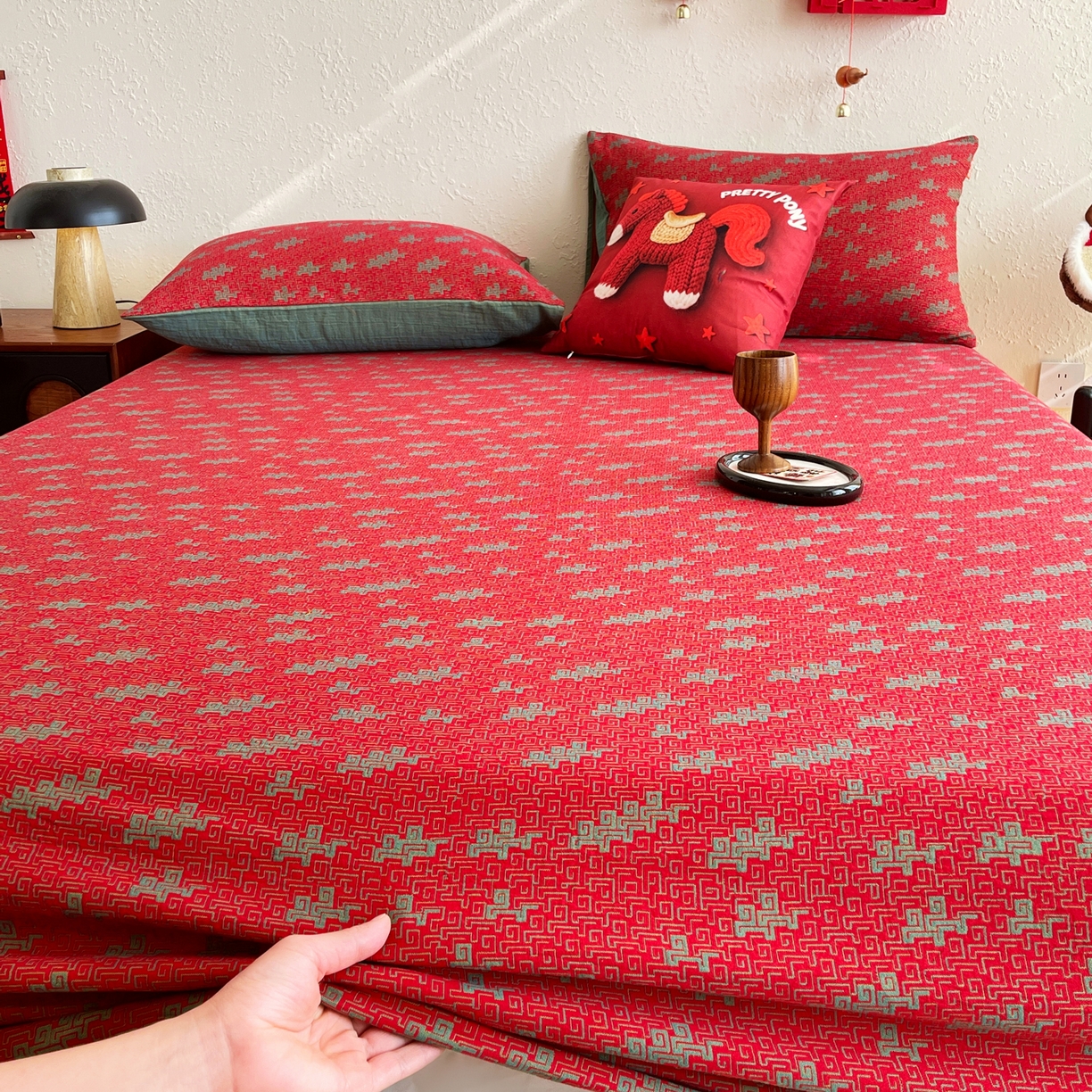 91家纺网 家纺一手货源 找家纺 春皖家纺 2026新款全棉色织双层纱提花百福系列拉链款-单床笠 红赤兔