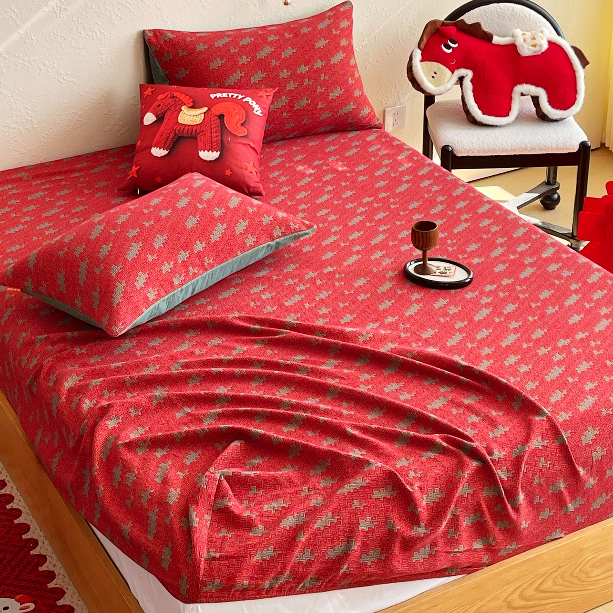 91家纺网 家纺一手货源 找家纺 春皖家纺 2026新款全棉色织双层纱提花百福系列拉链款-单床笠 红赤兔