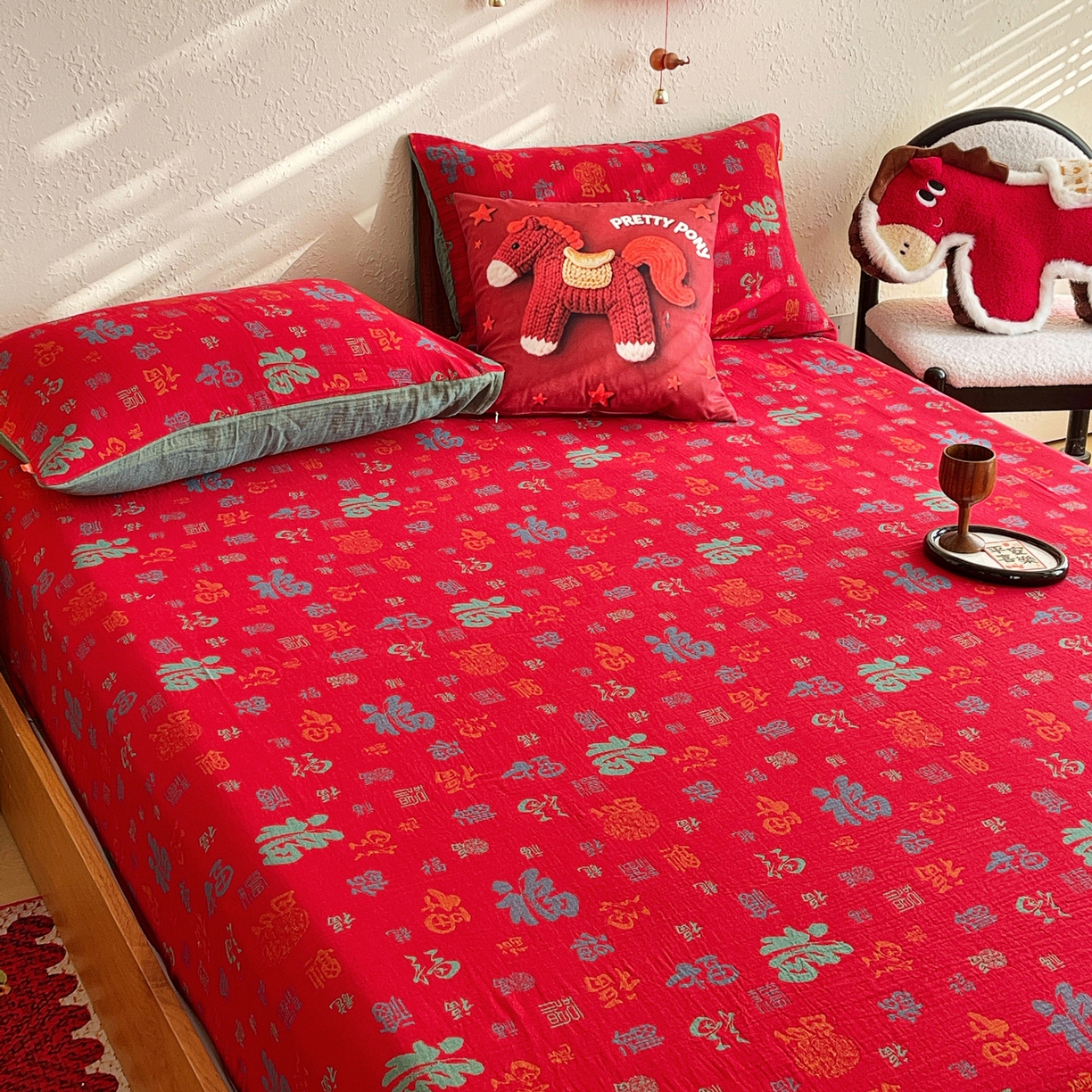 91家纺网 家纺一手货源 找家纺 春皖家纺 2026新款全棉色织双层纱提花百福系列拉链款-单床笠 红百福