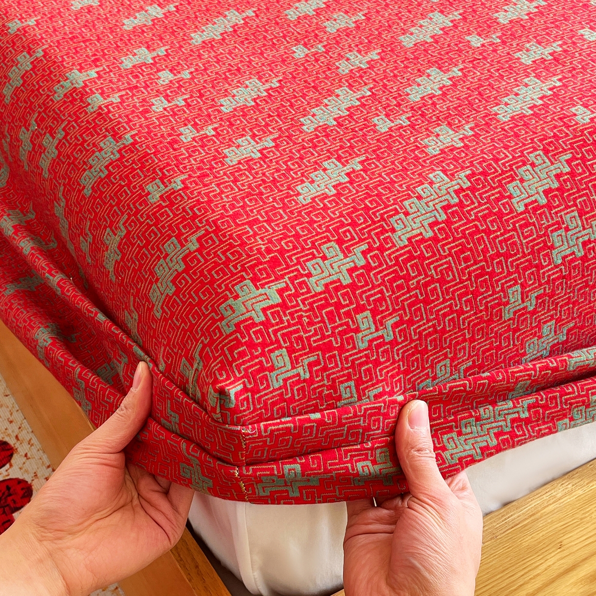 91家纺网 家纺一手货源 找家纺 春皖家纺 2026新款全棉色织双层纱提花百福系列拉链款-单床笠 红赤兔