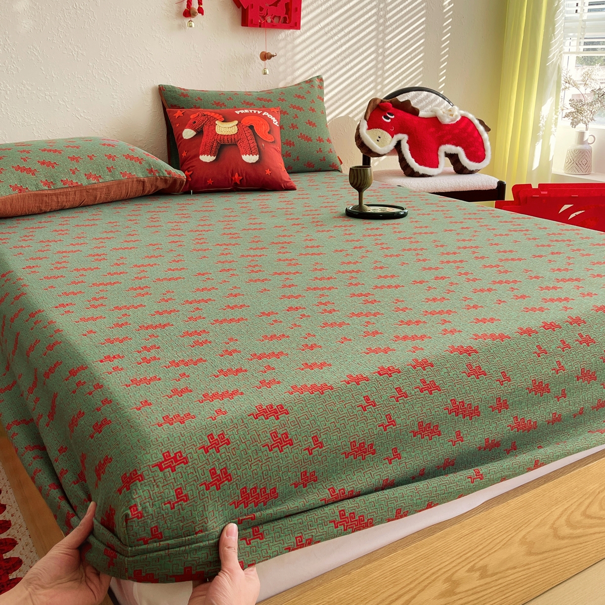 91家纺网 家纺一手货源 找家纺 春皖家纺 2026新款全棉色织双层纱提花百福系列拉链款-单床笠 绿赤兔