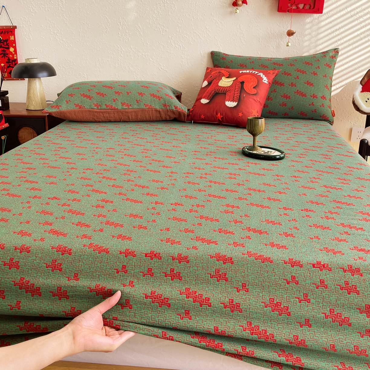 91家纺网 家纺一手货源 找家纺 春皖家纺 2026新款全棉色织双层纱提花百福系列拉链款-单床笠 绿赤兔