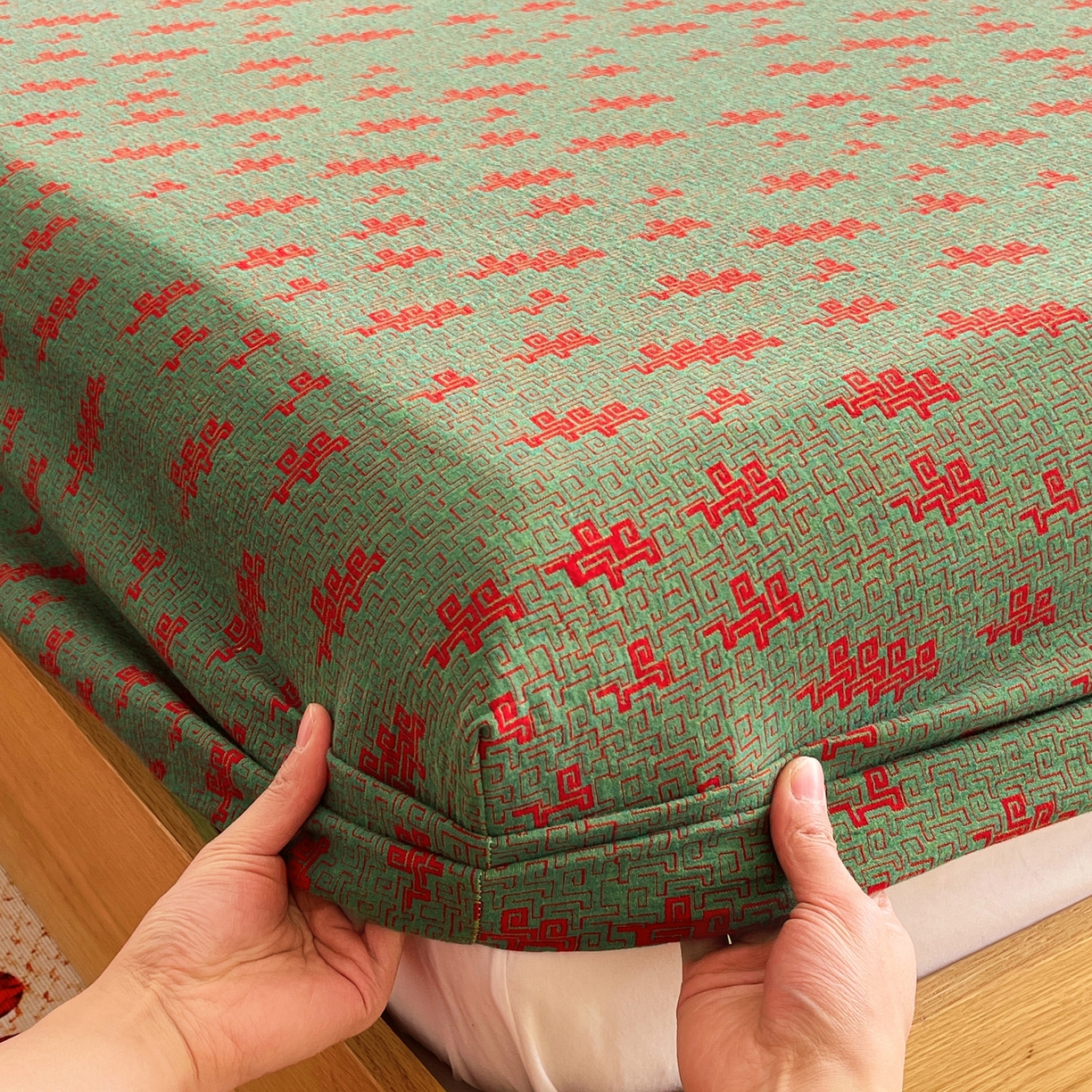 91家纺网 家纺一手货源 找家纺 春皖家纺 2026新款全棉色织双层纱提花百福系列拉链款-单床笠 绿赤兔