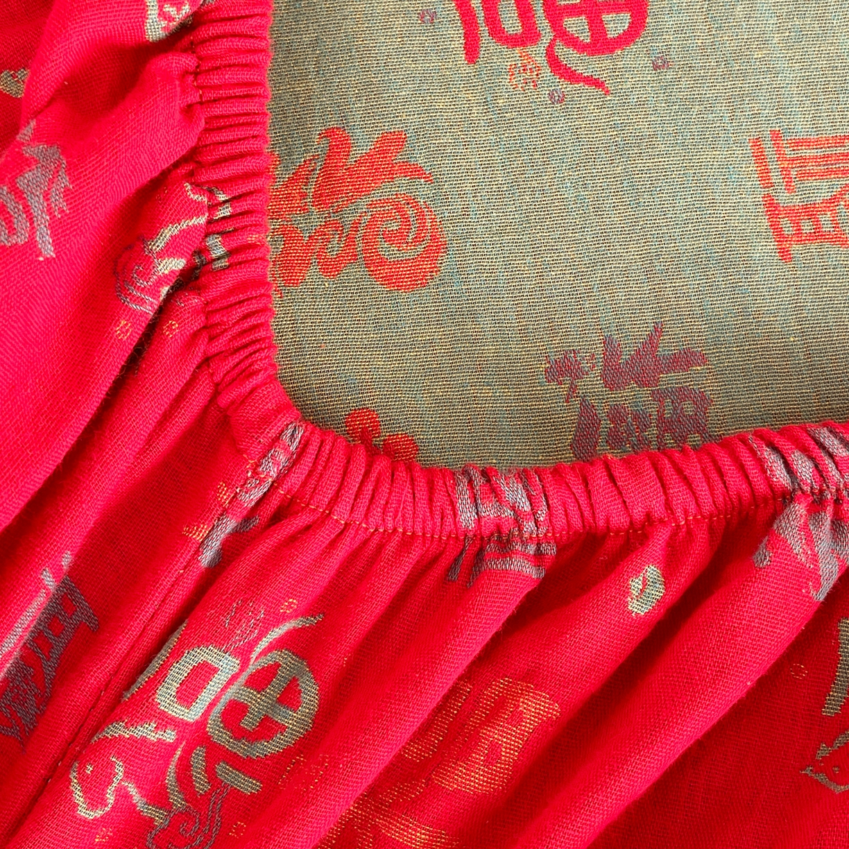 91家纺网 家纺一手货源 找家纺 春皖家纺 2026新款全棉色织双层纱提花百福系列拉链款-单床笠 红福马