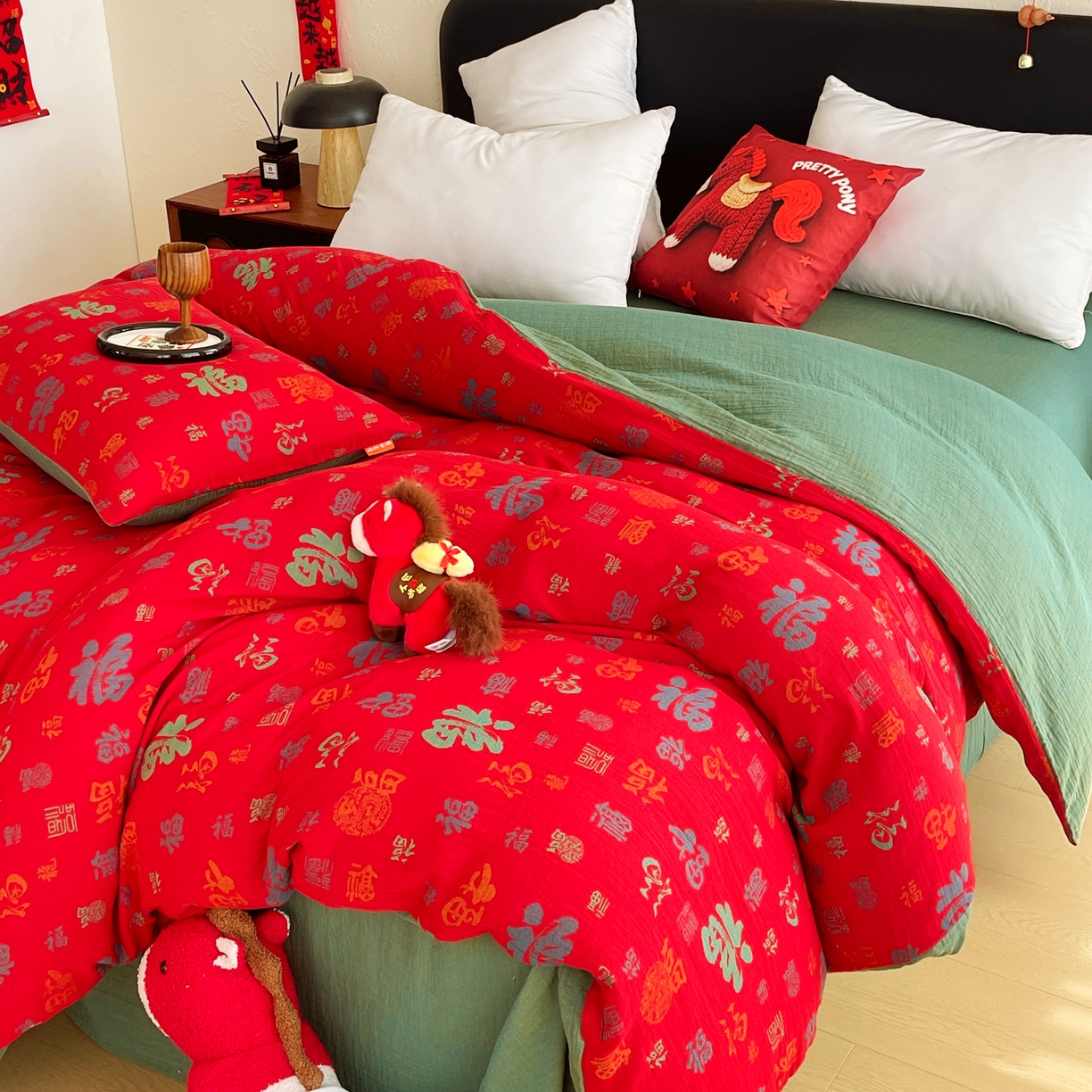 91家纺网 家纺一手货源 找家纺 春皖家纺 2026新款全棉色织双层纱提花百福系列拉链款-单被套 红百福