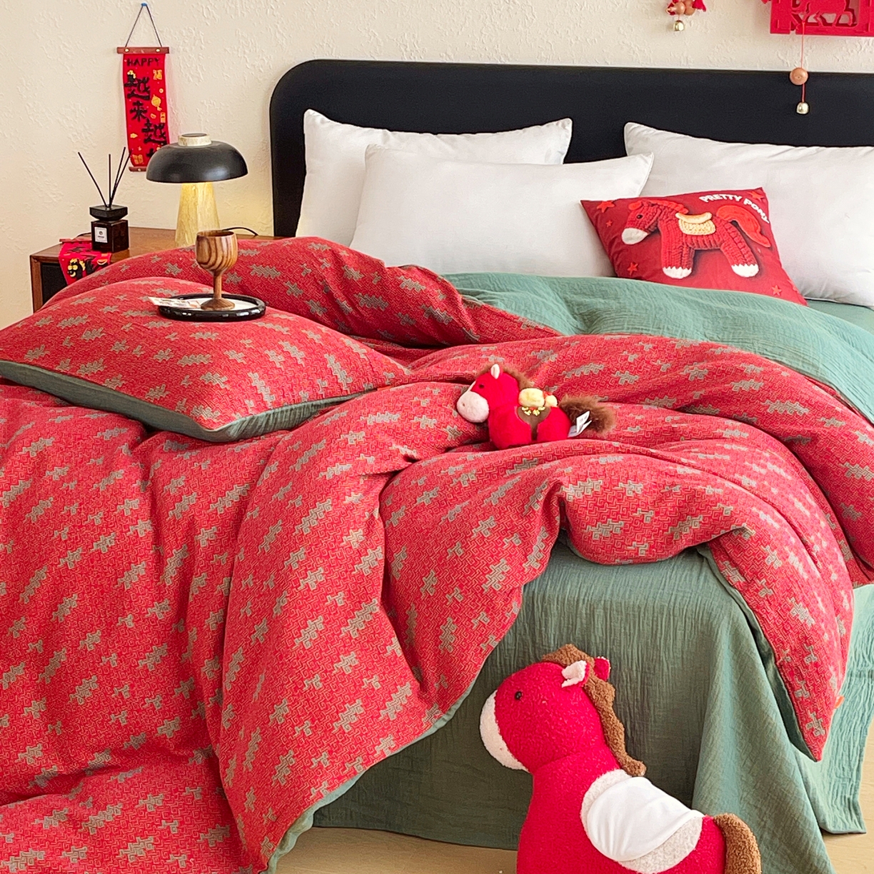 91家纺网 家纺一手货源 找家纺 春皖家纺 2026新款全棉色织双层纱提花百福系列拉链款-单被套 红赤兔