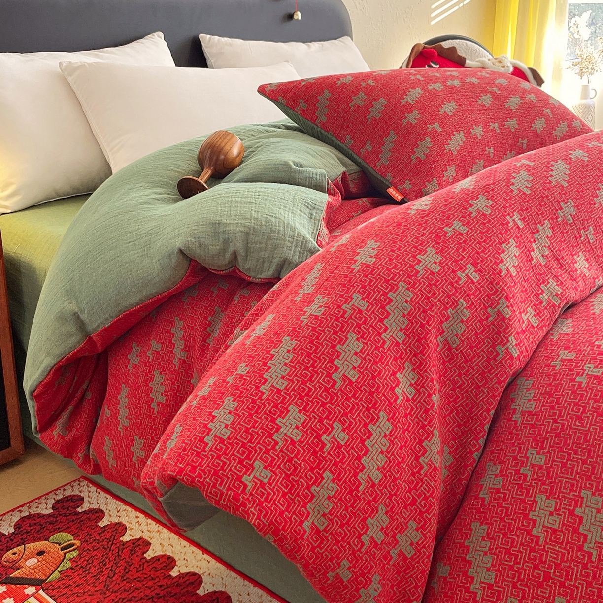 91家纺网 家纺一手货源 找家纺 春皖家纺 2026新款全棉色织双层纱提花百福系列拉链款-单被套 红赤兔