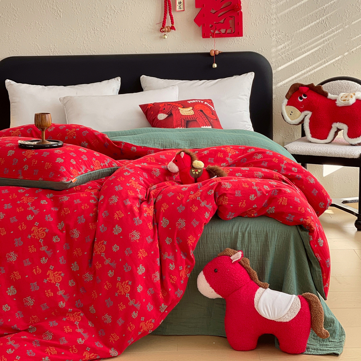 91家纺网 家纺一手货源 找家纺 春皖家纺 2026新款全棉色织双层纱提花百福系列拉链款-单被套 红福马