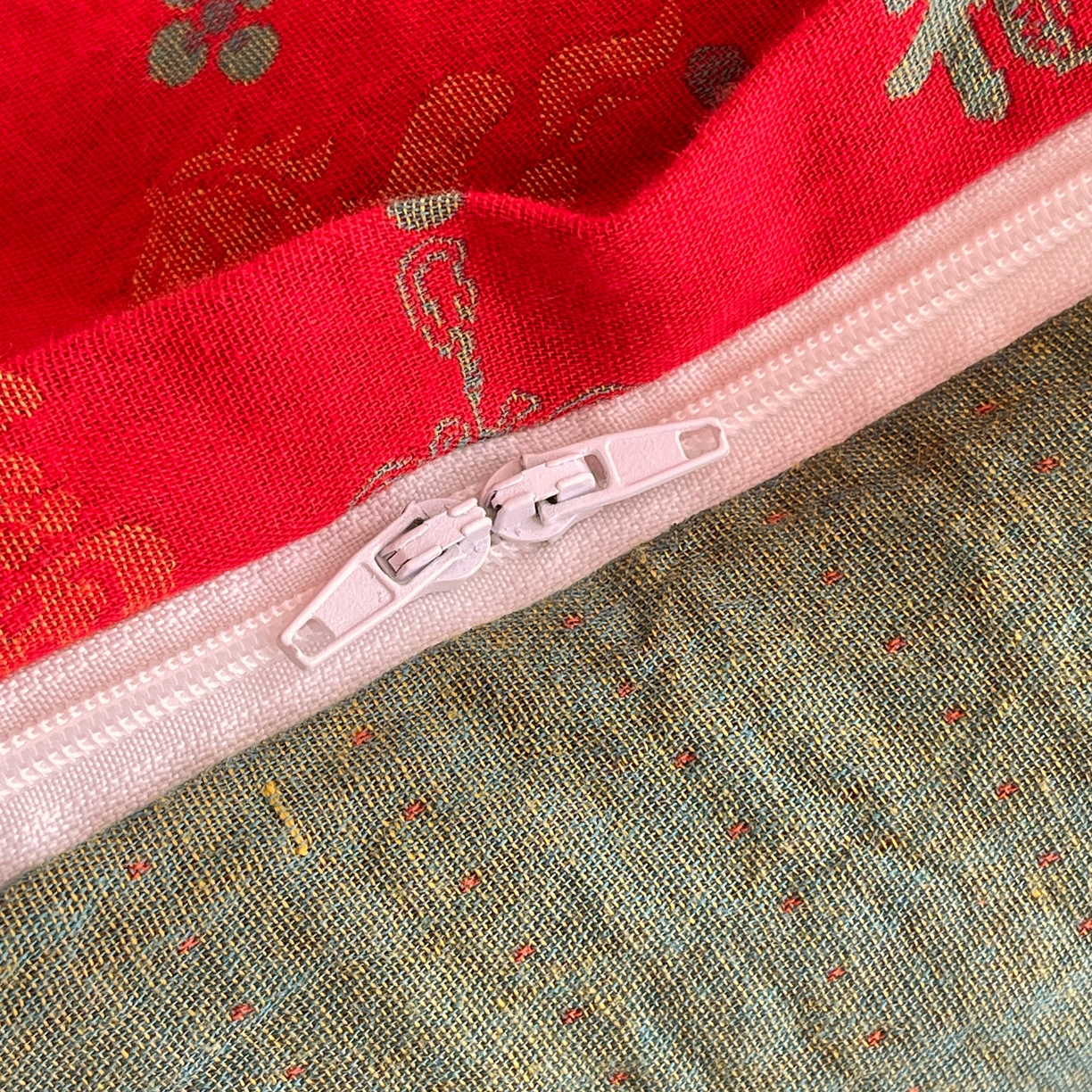 91家纺网 家纺一手货源 找家纺 春皖家纺 2026新款全棉色织双层纱提花百福系列拉链款-单被套 红福马