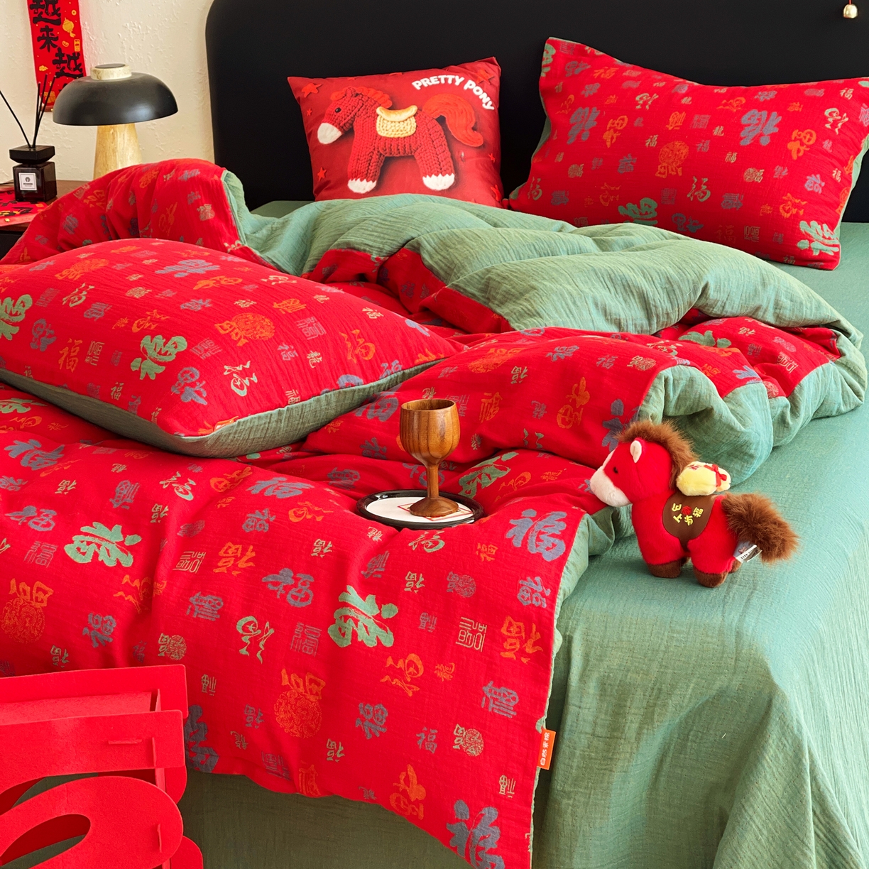 91家纺网 家纺一手货源 找家纺 春皖家纺 2026新款全棉色织双层纱提花百福系列拉链款-四件套 红百福