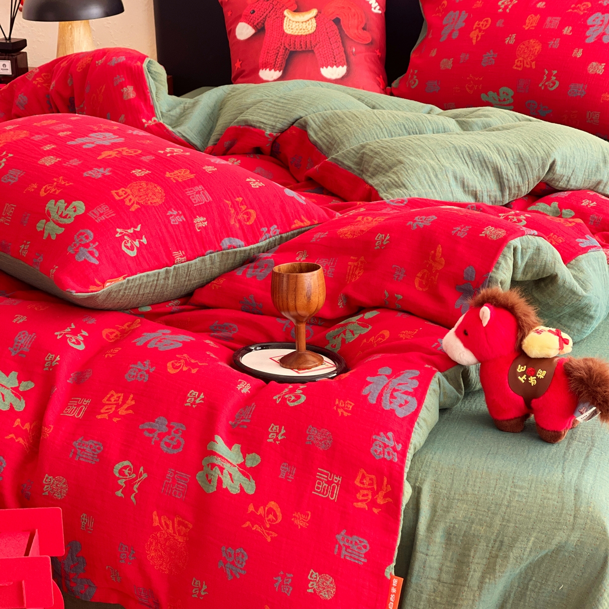 91家纺网 家纺一手货源 找家纺 春皖家纺 2026新款全棉色织双层纱提花百福系列拉链款-四件套 红百福