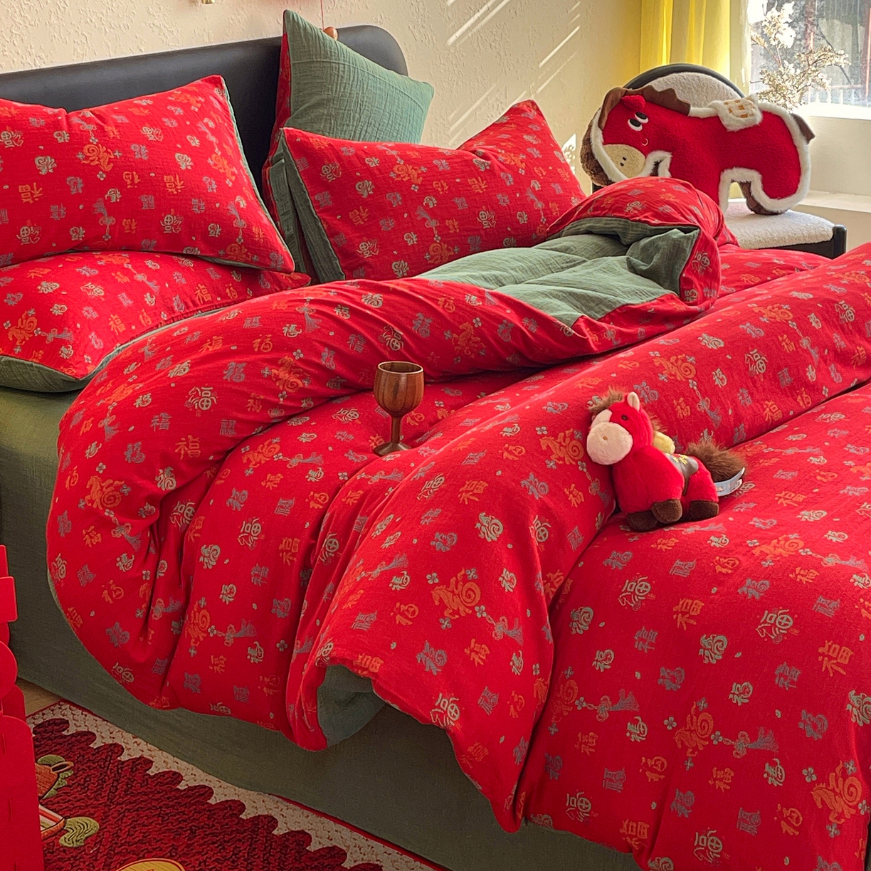 91家纺网 家纺一手货源 找家纺 春皖家纺 2026新款全棉色织双层纱提花百福系列拉链款-四件套 红福马