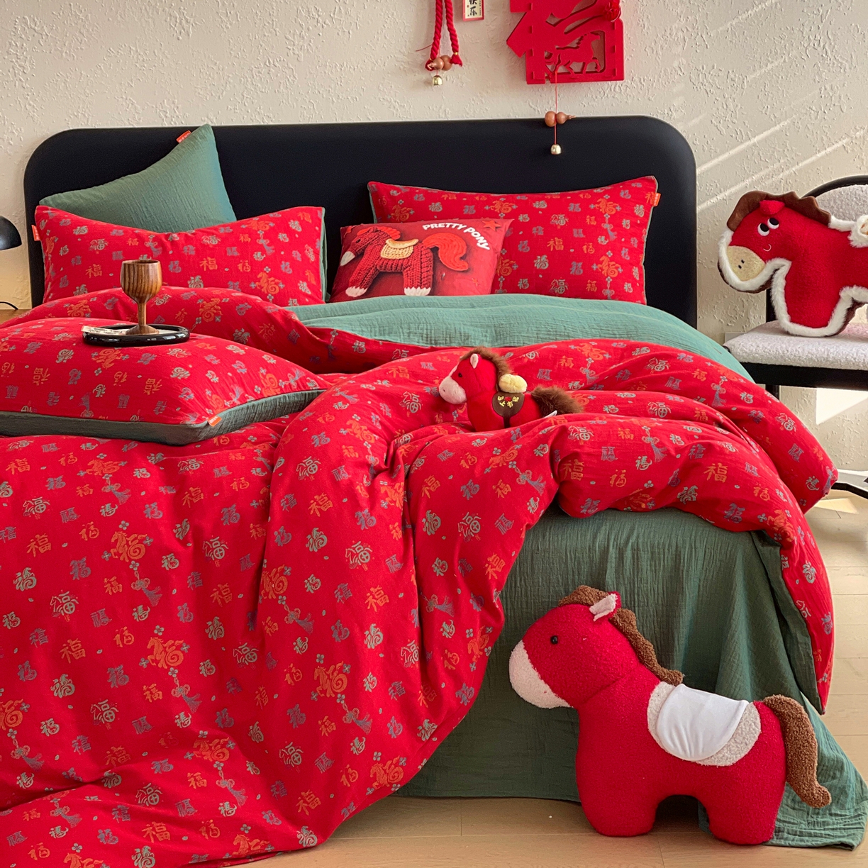 91家纺网 家纺一手货源 找家纺 春皖家纺 2026新款全棉色织双层纱提花百福系列拉链款-四件套 红福马