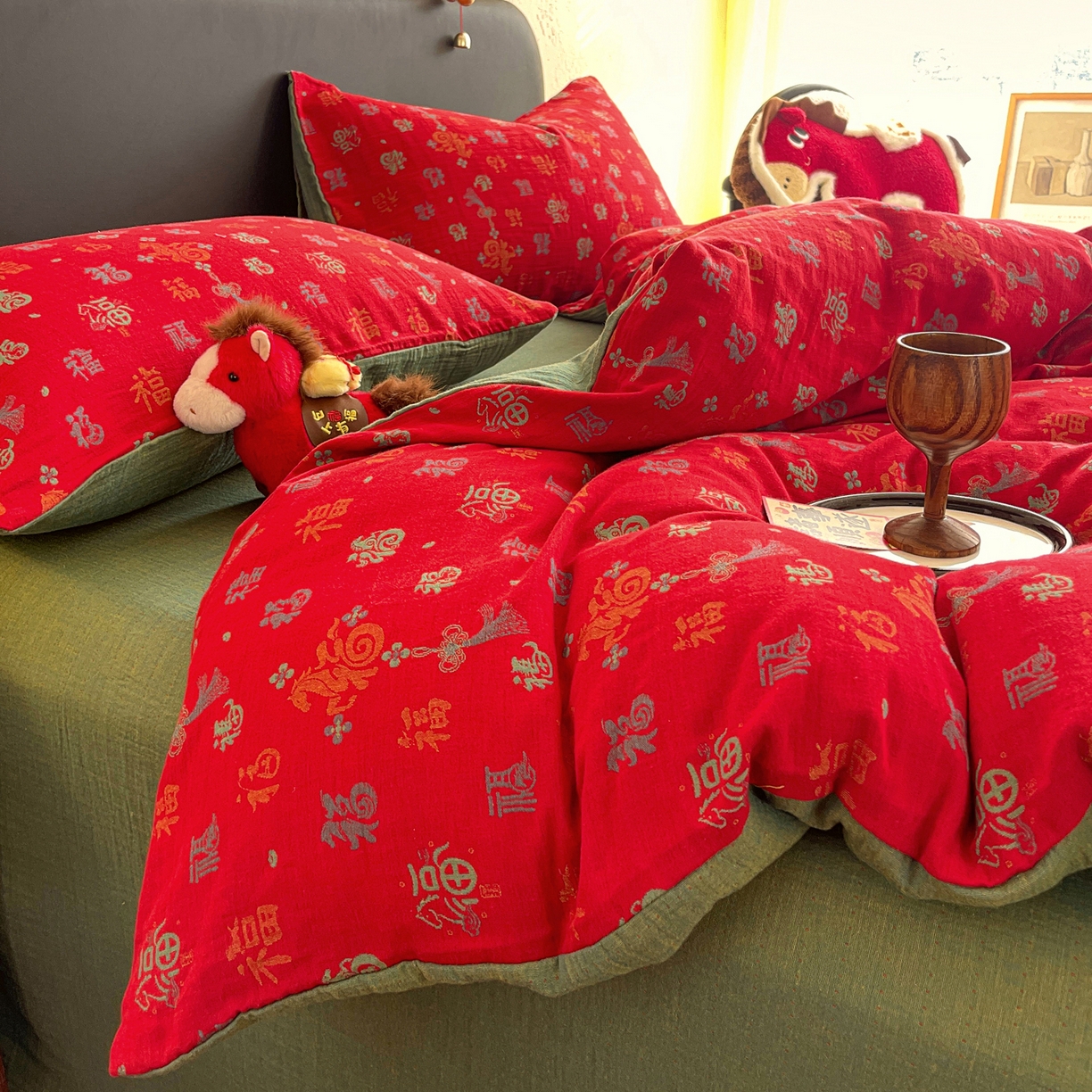 91家纺网 家纺一手货源 找家纺 春皖家纺 2026新款全棉色织双层纱提花百福系列拉链款-四件套 红福马