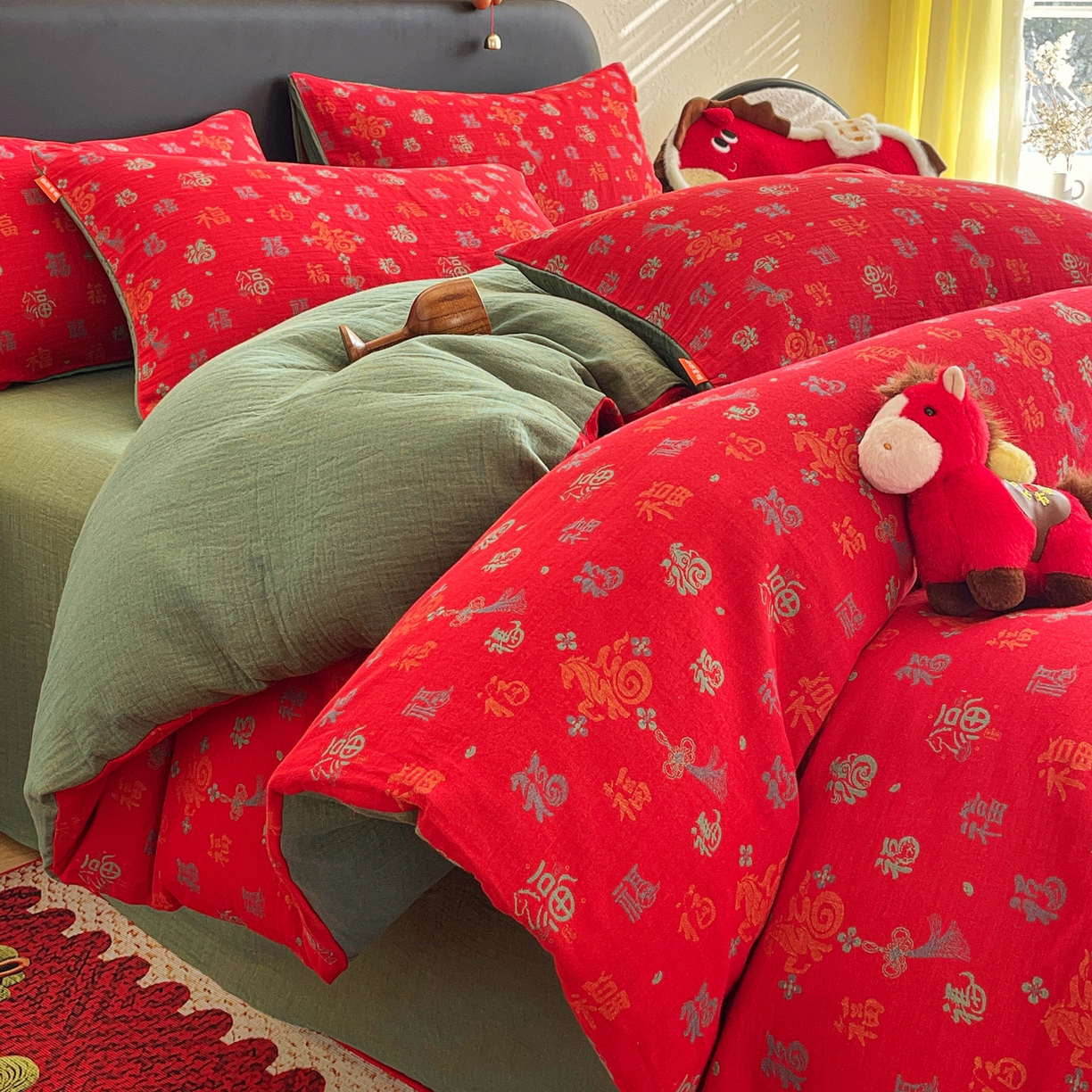 91家纺网 家纺一手货源 找家纺 春皖家纺 2026新款全棉色织双层纱提花百福系列拉链款-四件套 红福马