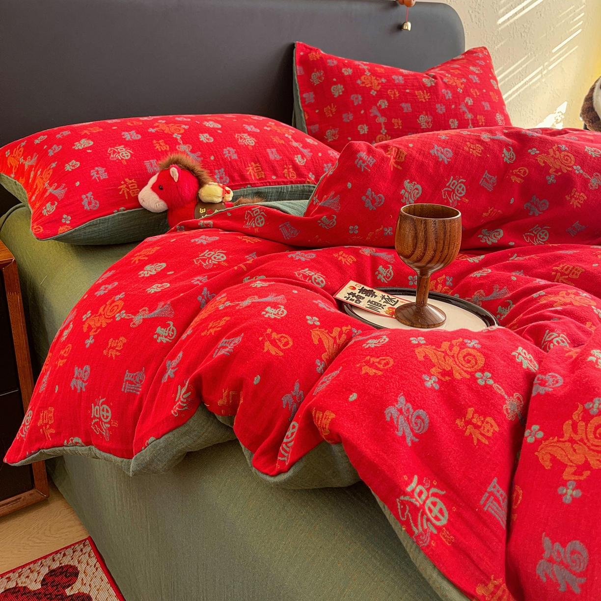 91家纺网 家纺一手货源 找家纺 春皖家纺 2026新款全棉色织双层纱提花百福系列拉链款-四件套 红福马