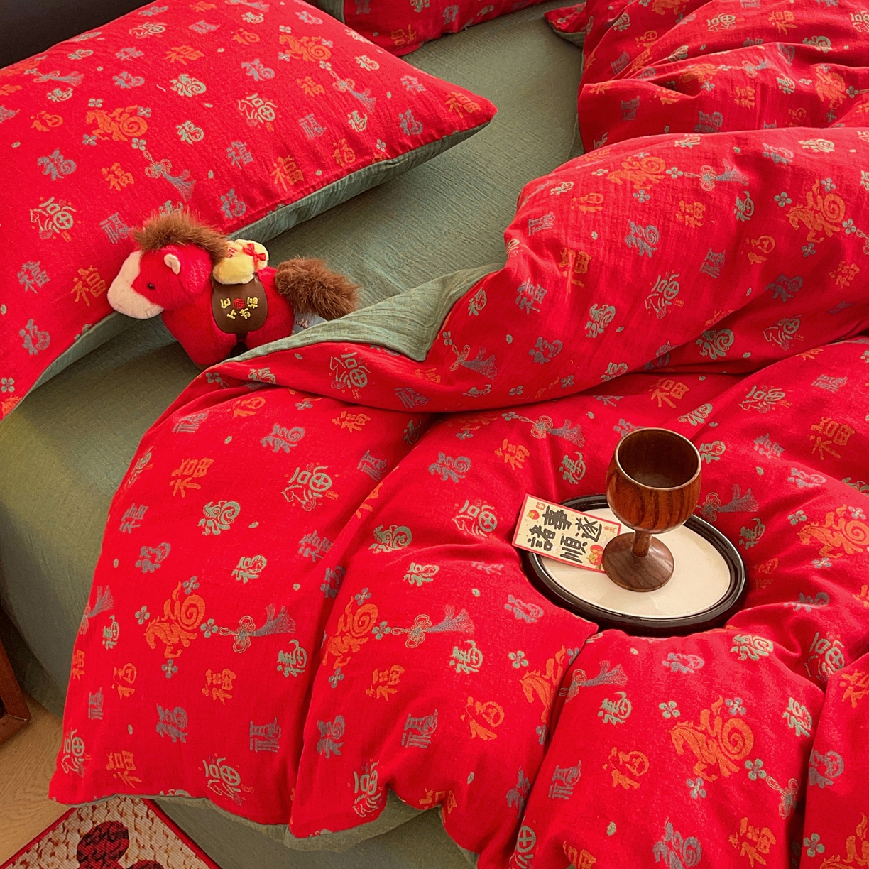 91家纺网 家纺一手货源 找家纺 春皖家纺 2026新款全棉色织双层纱提花百福系列拉链款-四件套 红福马