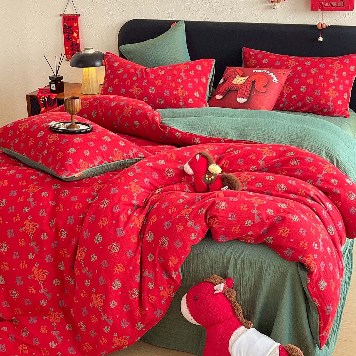 91家纺网 家纺一手货源 找家纺 春皖家纺 2026新款全棉色织双层纱提花百福系列拉链款-四件套 红福马