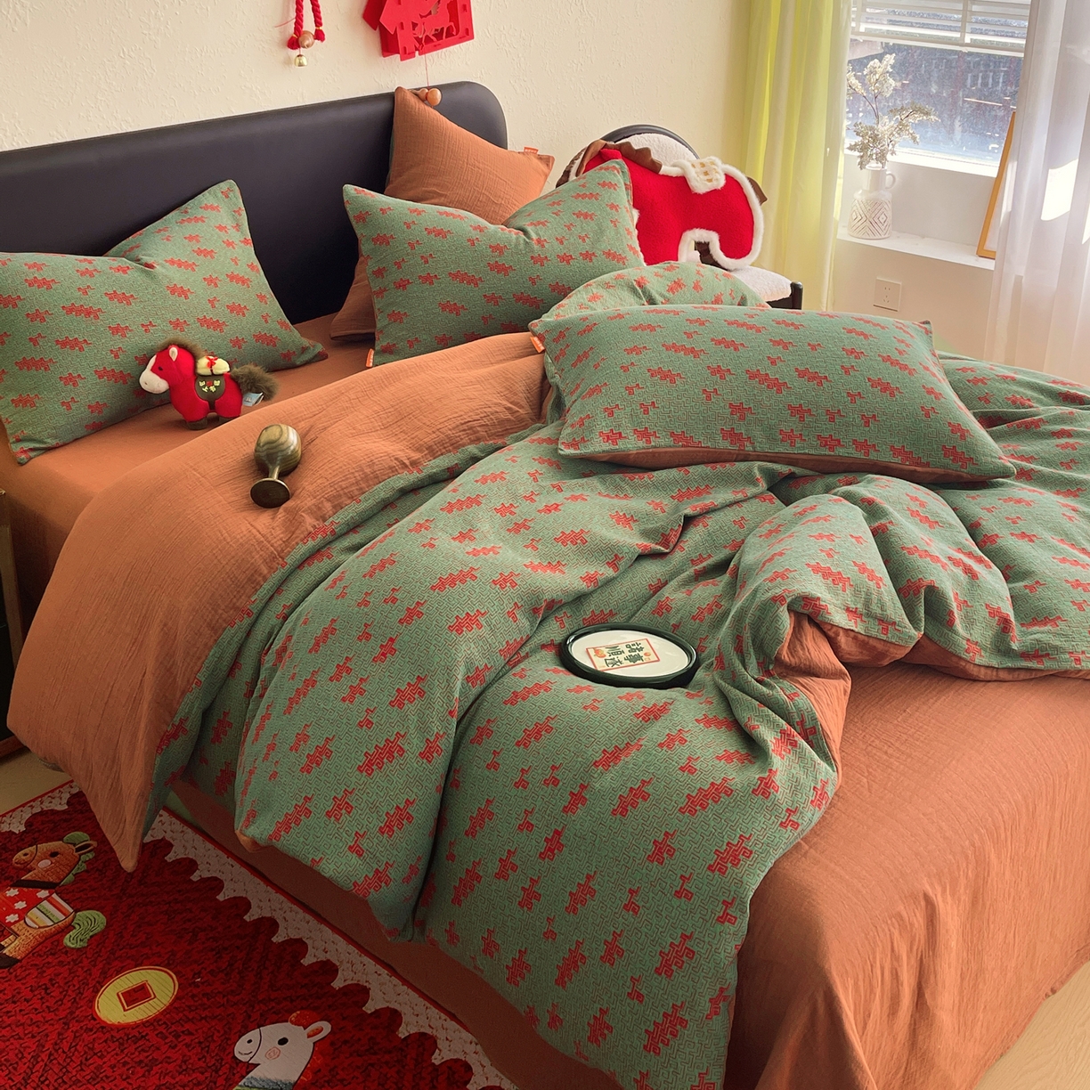 91家纺网 家纺一手货源 找家纺 春皖家纺 2026新款全棉色织双层纱提花百福系列拉链款-四件套 绿赤兔