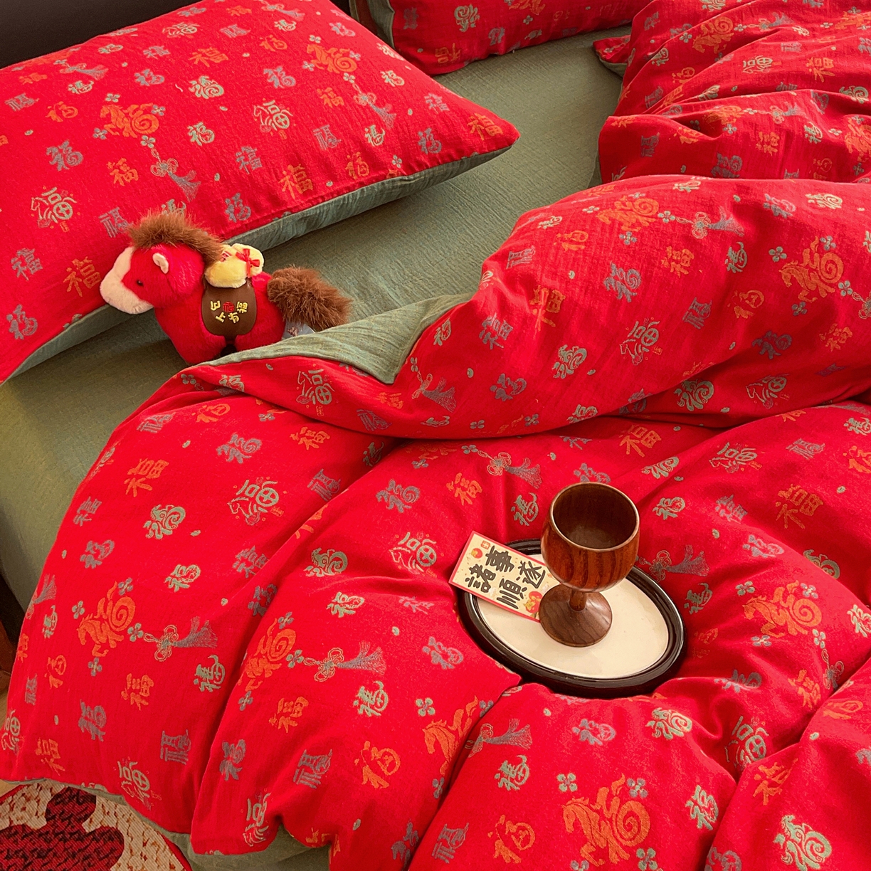 91家纺网 家纺一手货源 找家纺 春皖家纺 2026新款全棉色织双层纱提花百福系列拉链款-四件套 红福马