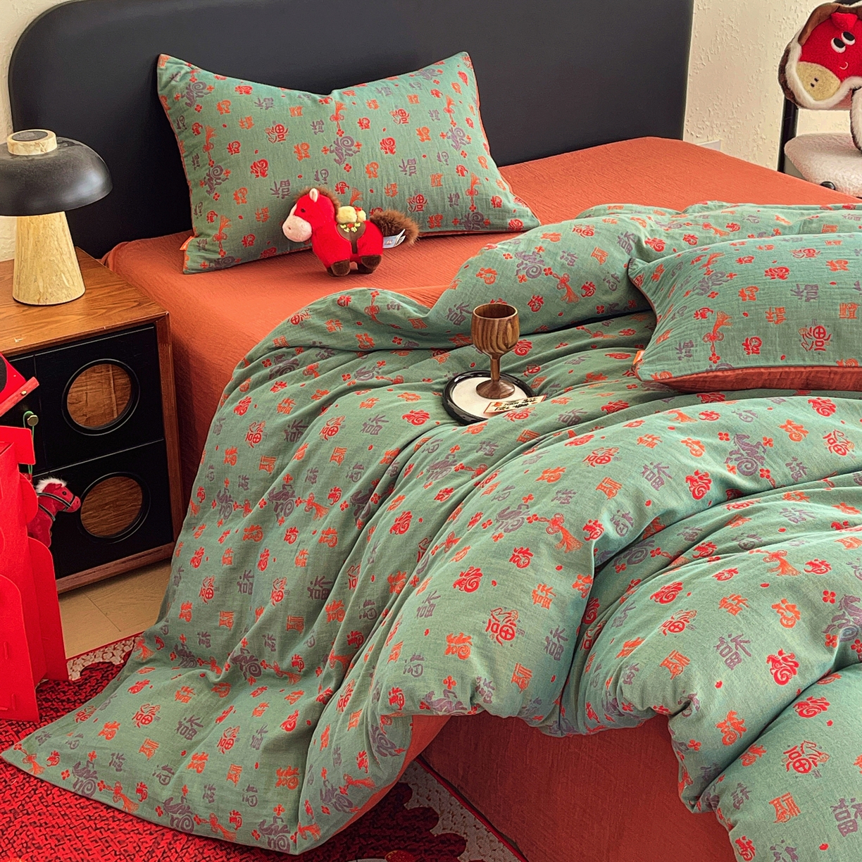 91家纺网 家纺一手货源 找家纺 春皖家纺 2026新款全棉色织双层纱提花百福系列拉链款-四件套 绿福马