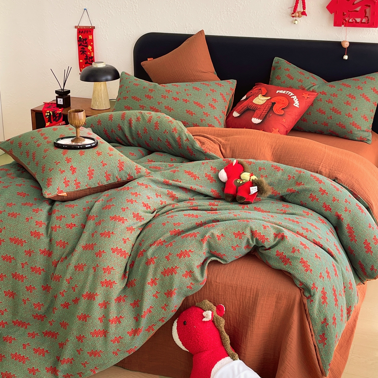 91家纺网 家纺一手货源 找家纺 春皖家纺 2026新款全棉色织双层纱提花百福系列拉链款-四件套 绿赤兔