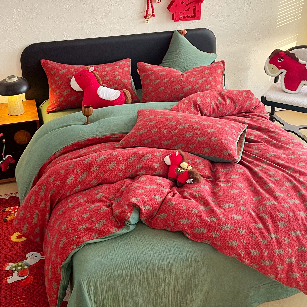 91家纺网 家纺一手货源 找家纺 春皖家纺 2026新款全棉色织双层纱提花百福系列拉链款-四件套 红赤兔