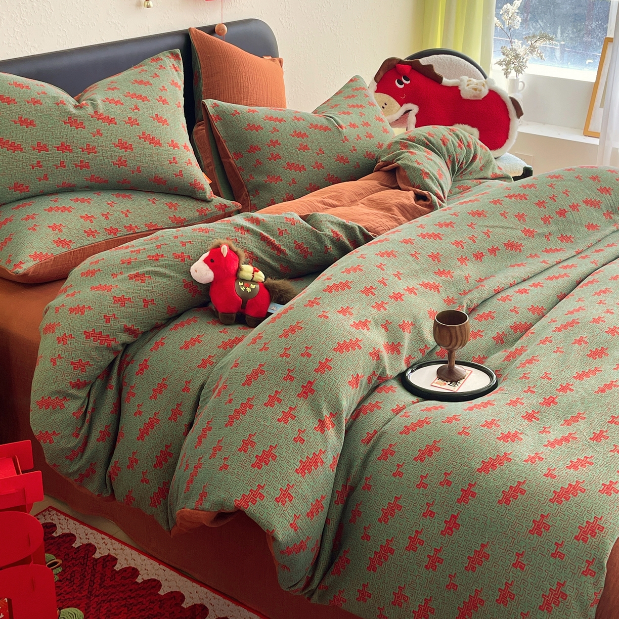 91家纺网 家纺一手货源 找家纺 春皖家纺 2026新款全棉色织双层纱提花百福系列拉链款-四件套 绿赤兔