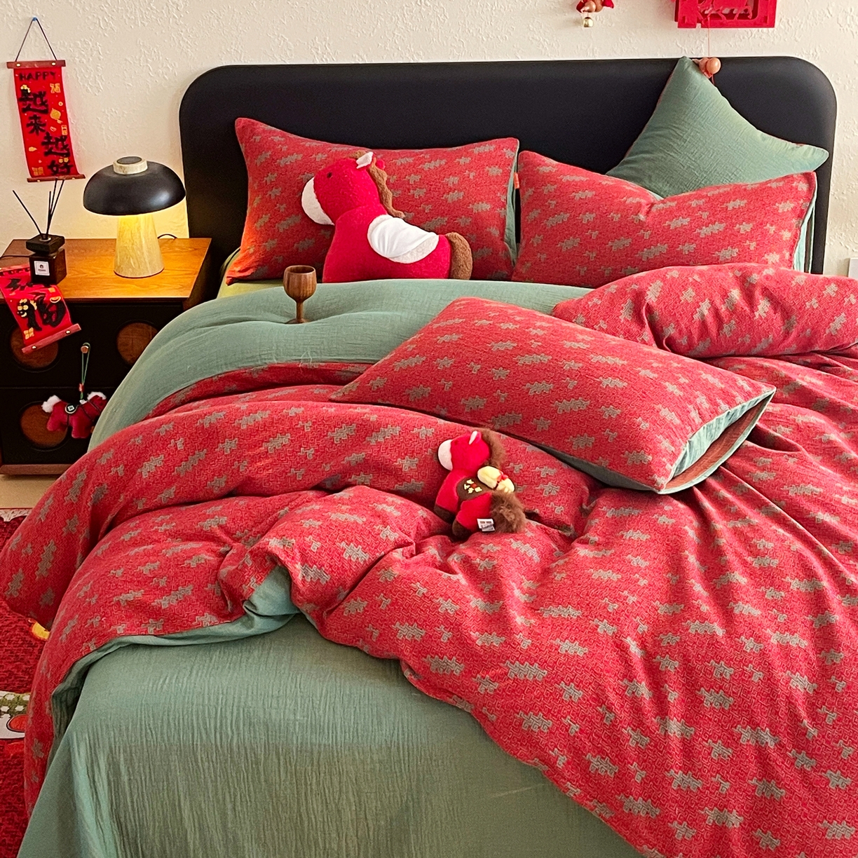 91家纺网 家纺一手货源 找家纺 春皖家纺 2026新款全棉色织双层纱提花百福系列拉链款-四件套 红赤兔