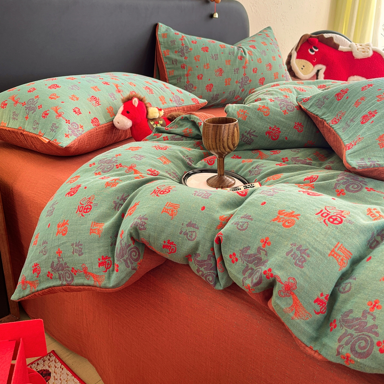 91家纺网 家纺一手货源 找家纺 春皖家纺 2026新款全棉色织双层纱提花百福系列拉链款-四件套 绿福马