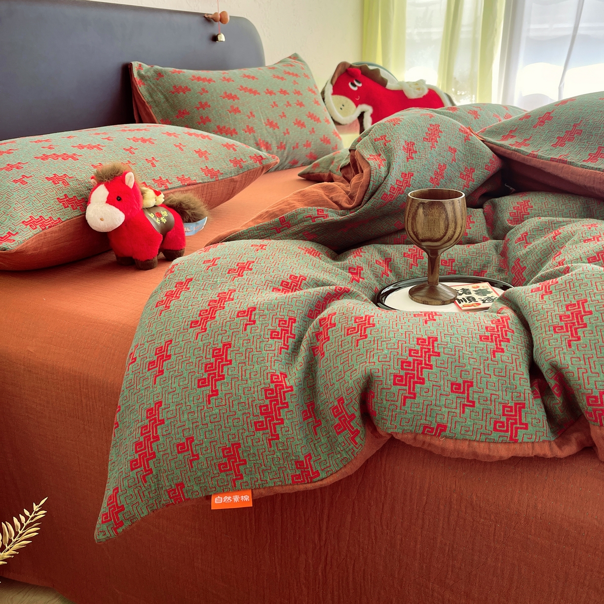 91家纺网 家纺一手货源 找家纺 春皖家纺 2026新款全棉色织双层纱提花百福系列拉链款-四件套 绿赤兔