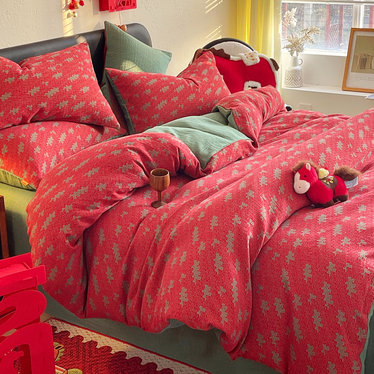 91家纺网 家纺一手货源 找家纺 春皖家纺 2026新款全棉色织双层纱提花百福系列拉链款-四件套 红赤兔