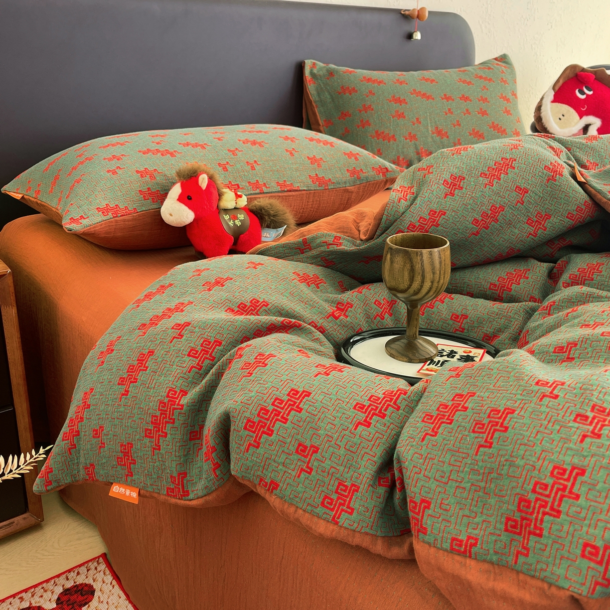 91家纺网 家纺一手货源 找家纺 春皖家纺 2026新款全棉色织双层纱提花百福系列拉链款-四件套 绿赤兔