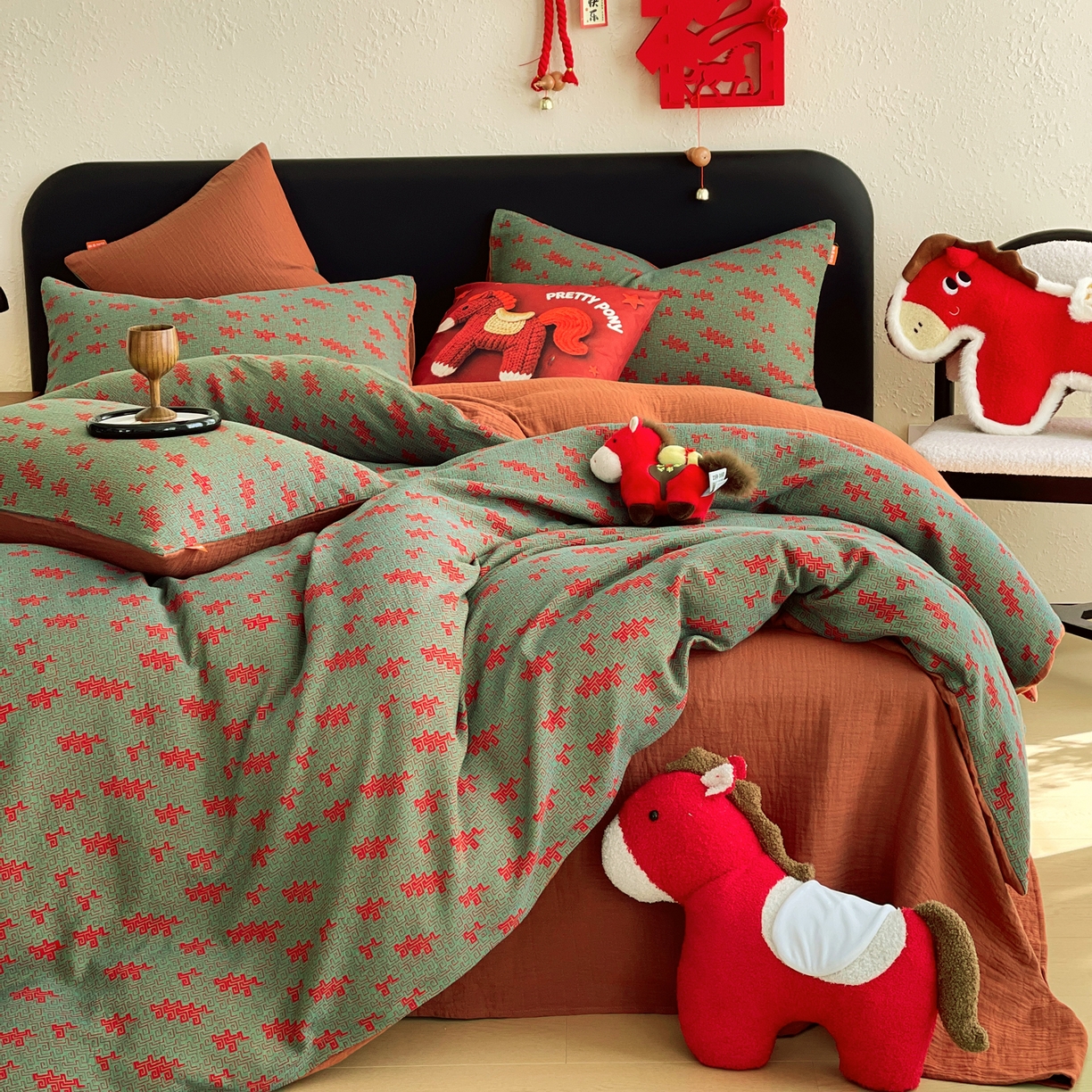 91家纺网 家纺一手货源 找家纺 春皖家纺 2026新款全棉色织双层纱提花百福系列拉链款-四件套 绿赤兔