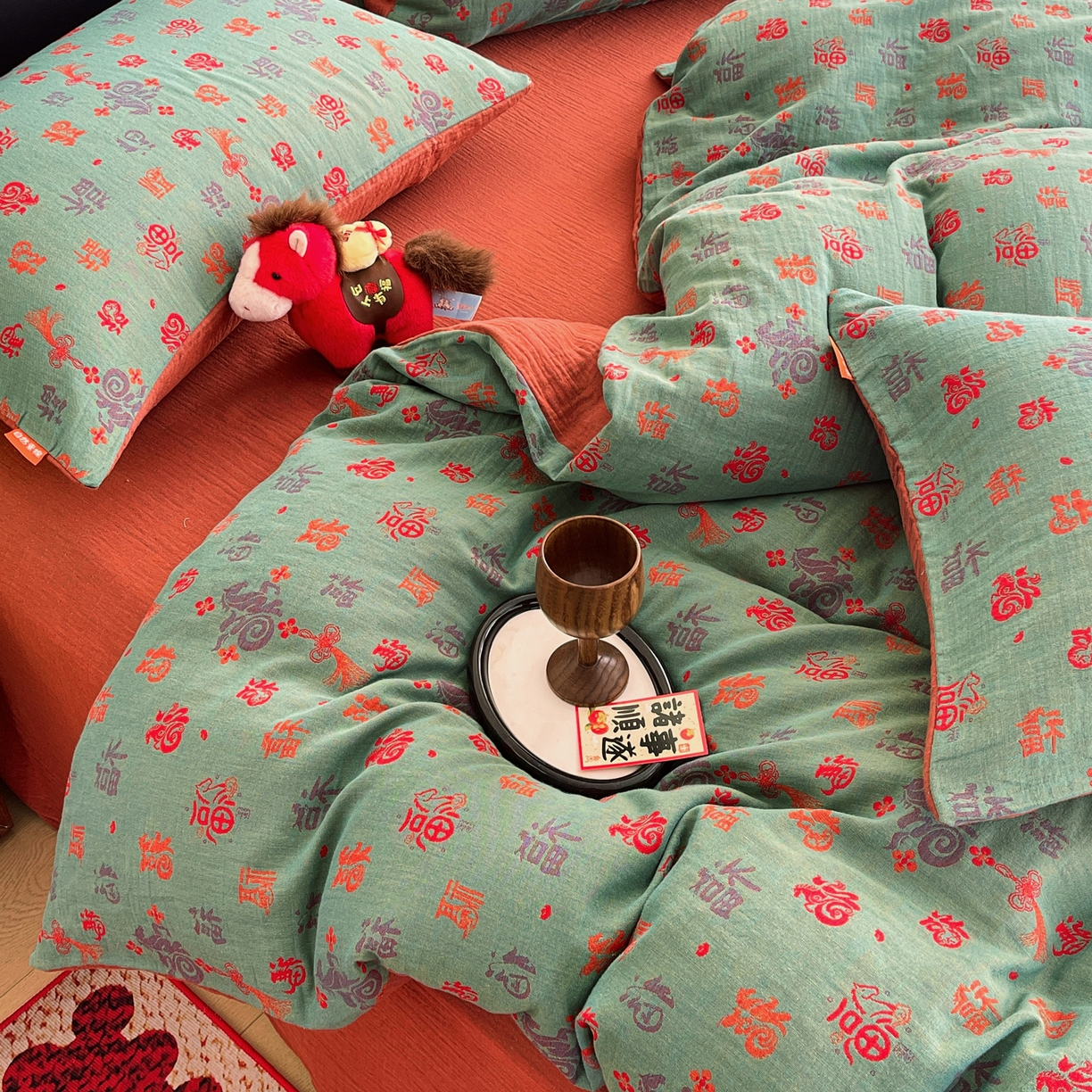 91家纺网 家纺一手货源 找家纺 春皖家纺 2026新款全棉色织双层纱提花百福系列拉链款-四件套 绿福马