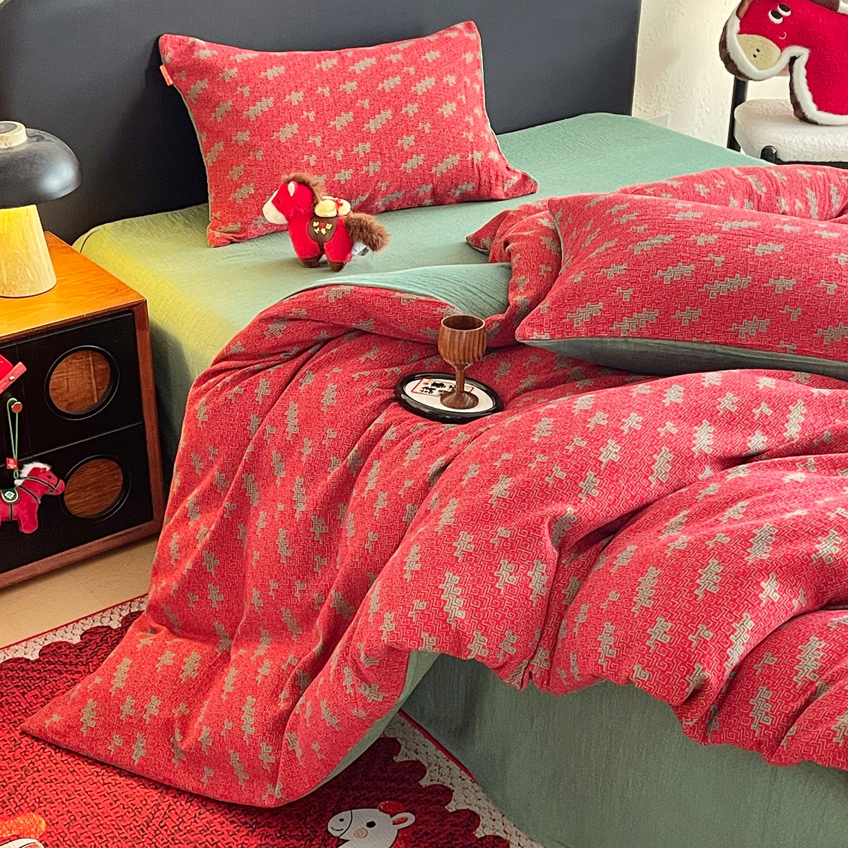 91家纺网 家纺一手货源 找家纺 春皖家纺 2026新款全棉色织双层纱提花百福系列拉链款-四件套 红赤兔