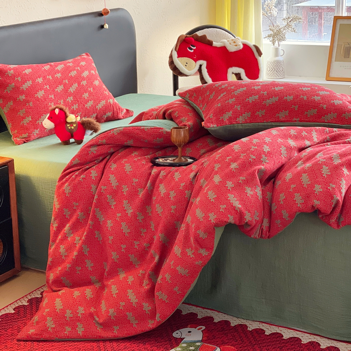 91家纺网 家纺一手货源 找家纺 春皖家纺 2026新款全棉色织双层纱提花百福系列拉链款-四件套 红赤兔