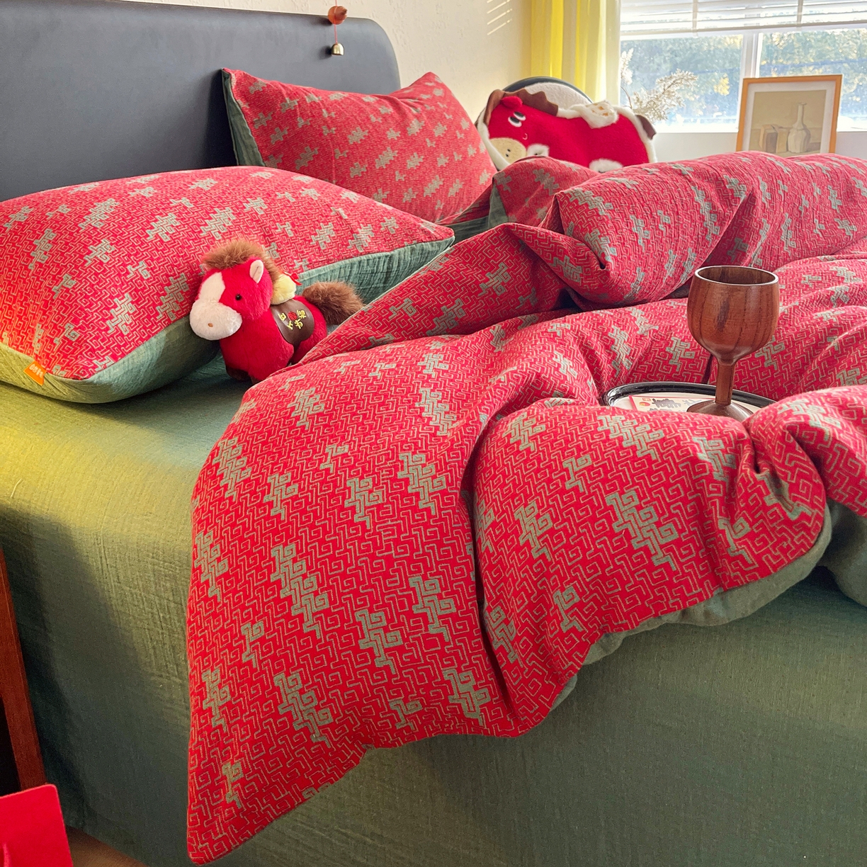 91家纺网 家纺一手货源 找家纺 春皖家纺 2026新款全棉色织双层纱提花百福系列拉链款-四件套 红赤兔