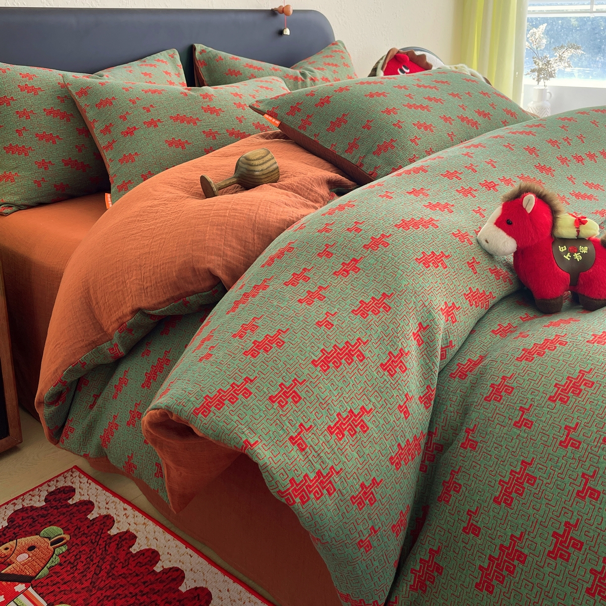 91家纺网 家纺一手货源 找家纺 春皖家纺 2026新款全棉色织双层纱提花百福系列拉链款-四件套 绿赤兔