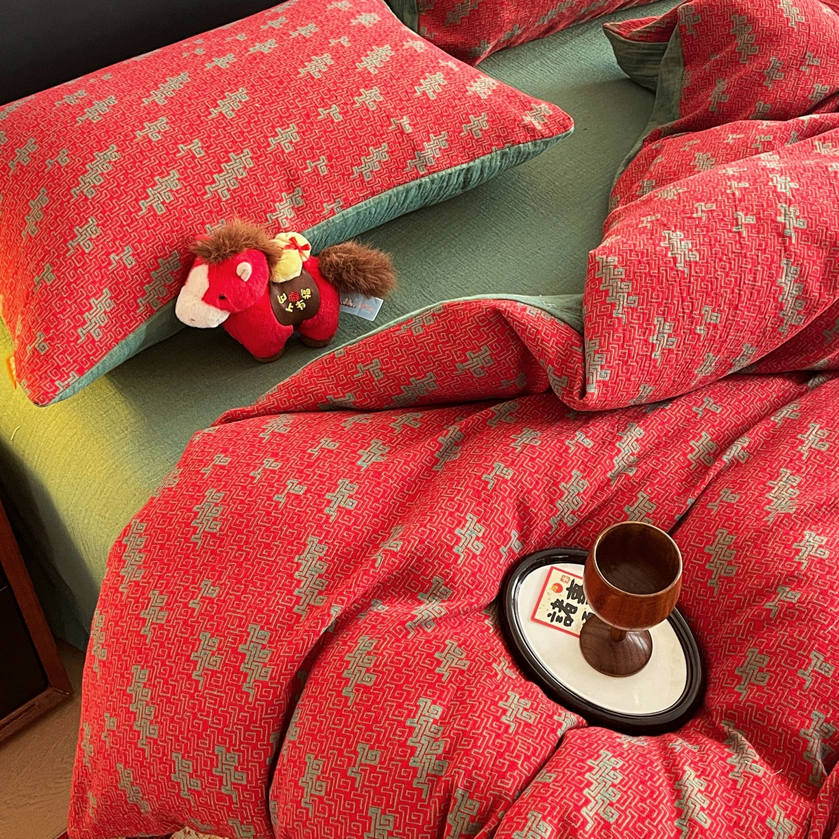 91家纺网 家纺一手货源 找家纺 春皖家纺 2026新款全棉色织双层纱提花百福系列拉链款-四件套 红赤兔